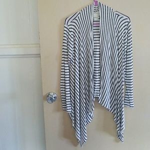 Black and white shrug size XL